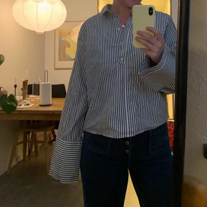 Randig skjorta  - Randig skjorta från monki i strl M med halvknäppning! Croppad så går ungefär till naveln. Bredare utsvängt armslut. 