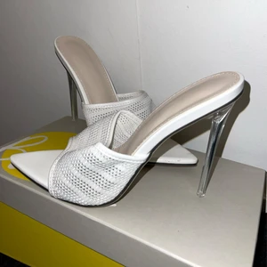 Vita Klackar - Kan vara jätte fint till studenten eller nått event. Som ni ser är dom aldrig använda. Storlek 38 men kan även passa 39. 