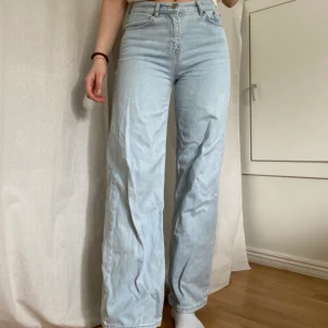 Ljusblå jeans - Använda flera gånger, men i väldigt bra skick. Jeansen är i modellen wide leg och storlek 27. De har blivit för små för mig som vanligtvis har storlek 38. Liten missfärgning (bild 3), men inget man tänker på. Skriv privat för frågor eller flera bilder. 90kr + frakt. 💗💗