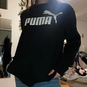 Puma sweatshirt  - Svart puma sweatshirt. Det står att storleken är (EU) 44/46 eller (US/UK) S. Jag skulle säga att den är S i herrstorlek men närmare M i dam. Aldrig använd i mycket bra skick.