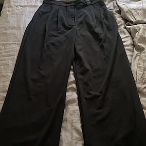 Svarta kostymbyxor - Väldigt sköna kostymbyxor från fashionnova, vida i benen. 