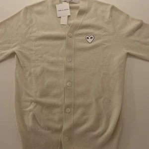 Cdg play cardigan M - Cdg play cardigan storlek M Helt ny med tags (dswt) Pris: 1000kr + frakt 