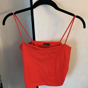 Rött linne stl M - Oanvänt rött linne från Ginatricot ❤️