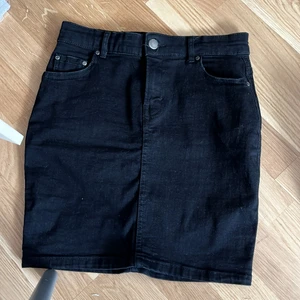 Kjol strlk S - En svets kjol den e jättestrechig bra material. Har använts bara ett par gånger 