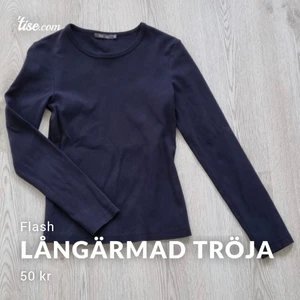 Långärmad tröja - Svart långärmad tröja från Flash basic 👕 Gjord i lite tjockare tyg så det fungerar jättebra att vara utan bh i den!