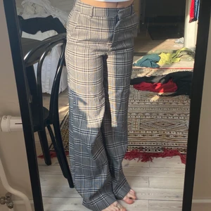 Rutiga kostymbyxor  - Snygga rutiga kostymbyxor som sitter som en smäck! Från h&m, och välanvända med i fint skick!