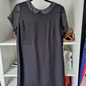 Klänning  - Svart tunn skjortklänning/tunika. Inköpt på HM. Storlek 38