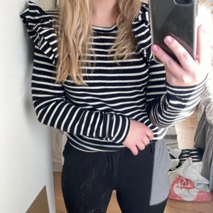 Zara - Populära zara tröja!! Super fiiiin nu i vår😍storlek M men passar super till en S oxå! Skriv privat om intresse finns❤️‍🔥