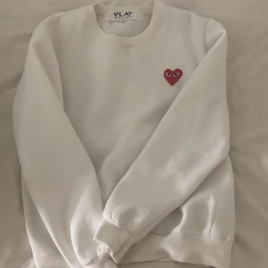 Play comme des garcons hoddie  - En ny comme des garcons hoddie av tjockt material, den har en liten fläck längst ner fast den är nästan inte alls synlig eftersom det är en väldigt väldigt ljus grå färg 