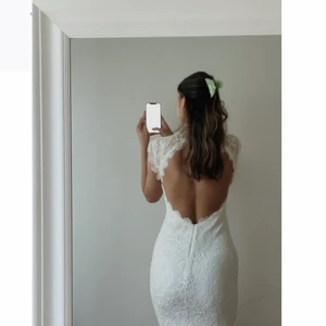 Nelly vit klänning  - vit klänning från Nelly, spets och perfekt om man ska ta studenten. Öppen rygg. Använd endast en gång på min student.💕