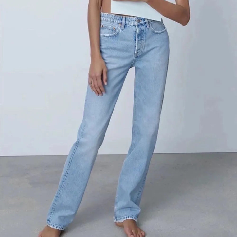 säljer dessa populära jeansen från zara i modellen ”jeans mid rise straight” i färgen ljusblå☺️ storlek 36. Jeans & Byxor.