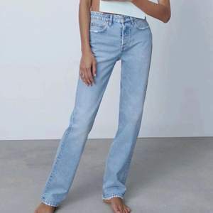 säljer dessa populära jeansen från zara i modellen ”jeans mid rise straight” i färgen ljusblå☺️ storlek 36