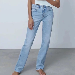 mid rise straight jeans - säljer dessa populära jeansen från zara i modellen ”jeans mid rise straight” i färgen ljusblå☺️ storlek 36