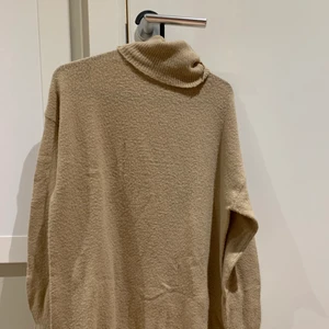 Klänning strl XS - Beige klänning/lång tröja från Nelly i storlek XS. Väldigt fin och är i bra skick