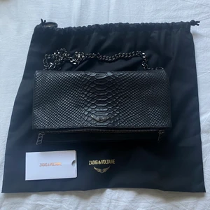 Zadig & Voltaire Väska - Zadig & Voltaire Väska, Modell Rock Savage säljes.   Inköpt 2020 i november på Zalando för 3545:-  Äkte bevis finns. Super fint skick.   Hämtas i Skövde eller skickas och köparen står för frakt. 