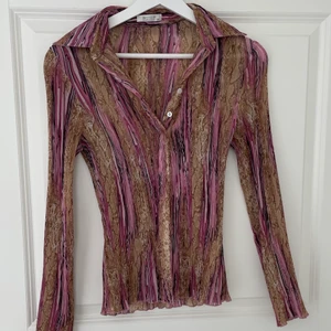 Blus - Blus med blandade färger, stretchigt material, super fin till sommaren, rätt tunn och luftig, kommer inte till användning