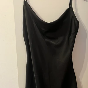 Svart satinklänning - Säljer denna sjuktfina satinklänning i storlek S, jag är 170 och den är på gränsen till för kort på mig. Jätte bra material och favorit på sommaren. Säljer den då jag rensar garderoben.
