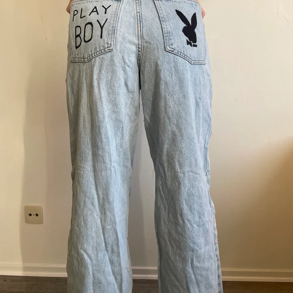 Blåa jeans med Playboy på fickorna,, väldigt bra skick. Jeans & Byxor.