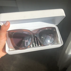 Chimi solglasögon  - Chimi solglasögon i Coco #008, Slusålda på hemsidan och nästintill oanvända! Kommer med fodral och putsduk. Pris kan diskuteras vid snabb affär 💕