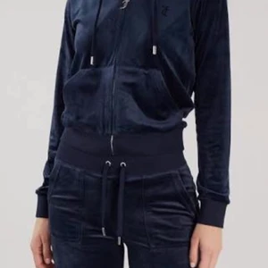 Juciy kofta  - Säljer mina blåa juciy kofta pga fick en ny idag, använt den bokstavligen 4 gånher och är som helt ny har prislapp kvar. 650 snabb affär. Köpte för 1200