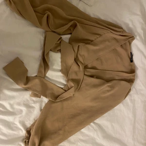 Topp från BOOHOO - Cropped top, stängs genom en knytning, lite pösigare i armarna 