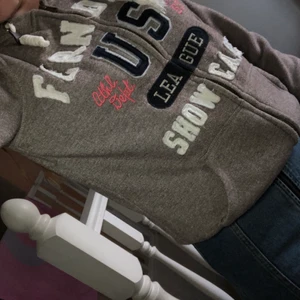 Strl S - Bild 1- Tröja med luva, mycket fint skick, strl XS, märke:Tindra. Bild 2- kjol med dragkedja hela vägen ner, strl M, märke: /STAY. Bild 3- Tröja(kan inte stänga framtill, ej sönder utan ska va så, man får ha ett ex linne under), märke only, strl XS