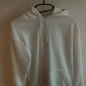 Vit hoodie - Säljer nu min vita hoodie då den blivit för liten Köpt ifrån carlings Ny pris 400kr Kan släppa billigare vid snabb affär! Mvh Hugo