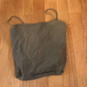 Militärgrönt linne - Militärgrönt linne ifrån Gina tricot i st xs