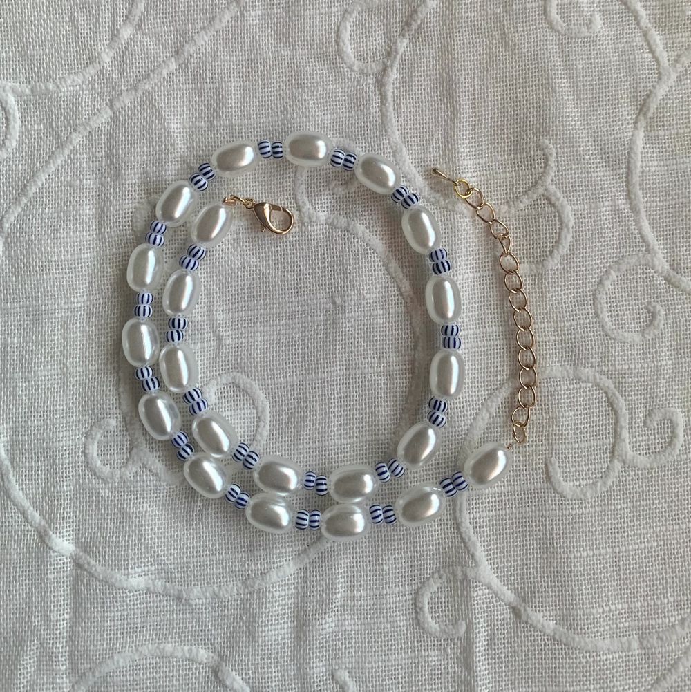 Pärlhalsband med vita och blåa pärlor! Lite tajtare halsband men går självklart att välja längre!🤍 finns i både guld och silver knäppe🫶. Accessoarer.