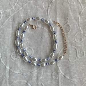 Pärlhalsband med vita och blåa pärlor! Lite tajtare halsband men går självklart att välja längre!🤍 finns i både guld och silver knäppe🫶