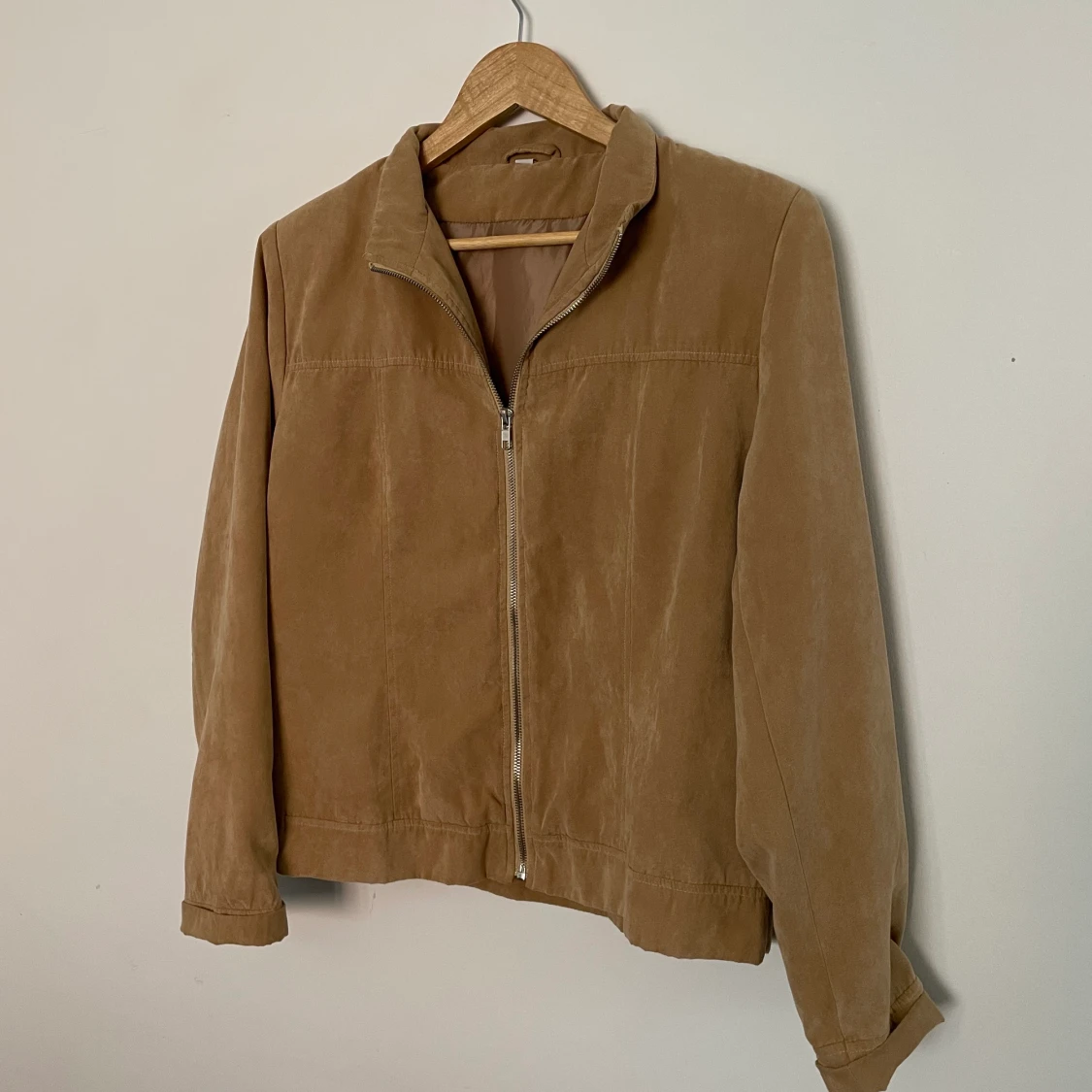 Beige bomberjacka i mockaimitation