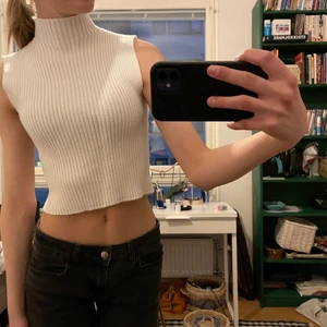 Zara topp!  - Superfin croppad polotopp från zara köpt i rom. Använd Max 2 gånger då den är lite stor. Materialet är stickat och stretchigt så borde passa mellan xs-m. Kan mötas på söder!   