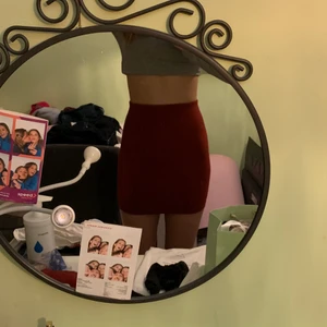 en matt vinröd kjol från Cubus  - säljer denna super fina tajta kjol som är jättebekväm och sitter superbra. Har stretchig midja och går ut fint. Är vinröd och i storlek Xs men e s-m och kan ändå använda! Har bara använt den 1 gång och säljer för 300 men pris kan diskuteras