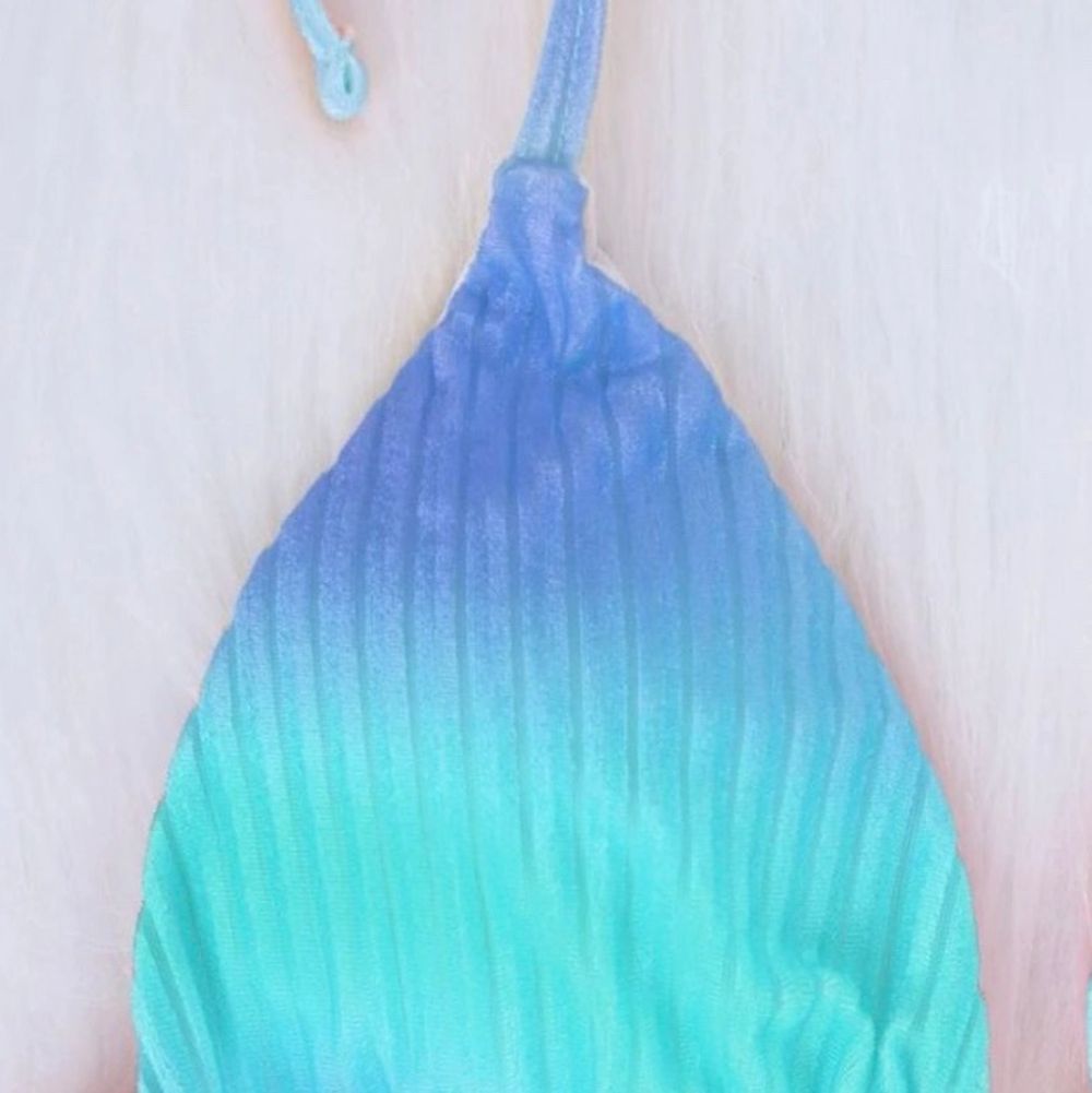 En Ny blå grön aqua blå- grön härlig fin i färgen bikini. I sammets mjuk material. Ny . toppen är upptvättad. Finns inlägg att lägga i och ta ur hur man vill. Säljes pga för många bikini i samma färg. St S funkar till xs också. Går att knyta som man vill. Frakt kommer vi alltid overens om. . Övrigt.