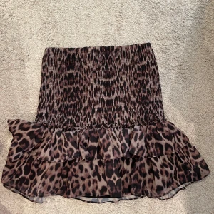 ❗️Leopard kjol från NA-KD❗️ - 💕Säljer denna kjolen då jag inte använder den längre. Kjolen är i storlek 36💕