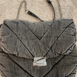 ❗️Svart jeansväska från Zara❗️ - 💕Säljer denna svarta jeansväskan från Zara då jag inte använder den längre. Den är i bra skick och inga fläckar, eller något som är sönder💕