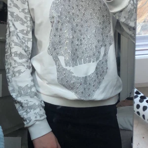 Hoddie, dödskalle med pärlor/diamanter - Vit hoddie med dödskalle, andvänd några gånger 