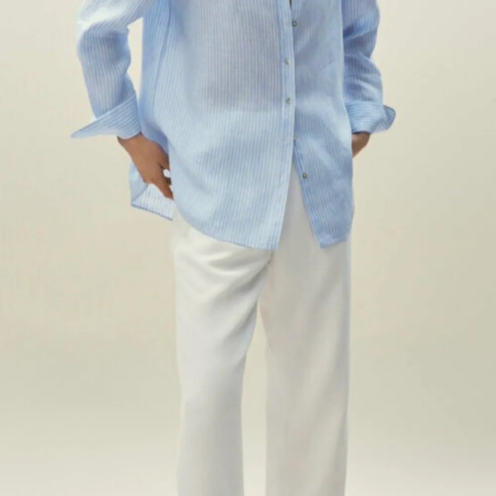 Säljer en Massimo Dutti skjorta i färgen blå men vita ränder i storleken M. Använt enbart 2 gånger. Säljer för att den bara står i garderoben och kommer inte längre till användning. Önskas fler bilder, vänlig skriv.❤️ Frakt tillkommer på 45kr. Skjortor.