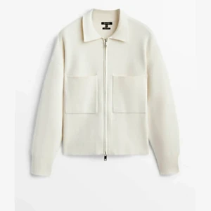 Massimo dutti kofta - Intresse koll på denna fina tröja från massimo dutti. Endast testad en gång så den är precis som ny. Kan tänka mig att sälja den för 700 plus frakt🥰skriv till mig om ni är intresserade!