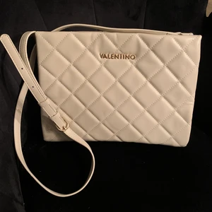 Valentino väska  - I nyskick . Benvit quiltad. Nypris 1200kr. Avtagbar axelrem. Handledsrem finns. 