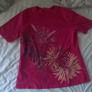 Rosa t-shirt med glittrigt tryck. Storlek S men ganska stretchigt material så passar även M. 