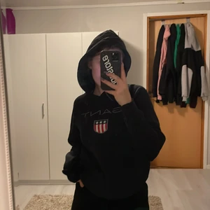 Svart Gant hoodie - Säljer min svarta Gant då den inte användes! Bra skick och såklart äkta💕kontakta vid intresse, köpare står för frakt 