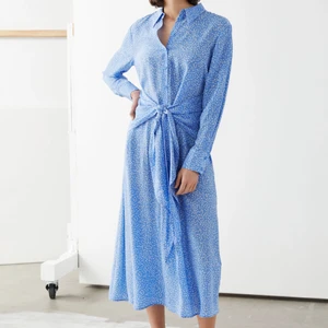 Other stories klänning 36/38 - Superfin skjortklänning från other stories, storlek 38. Går justera storlek med bältet. Nyskick!