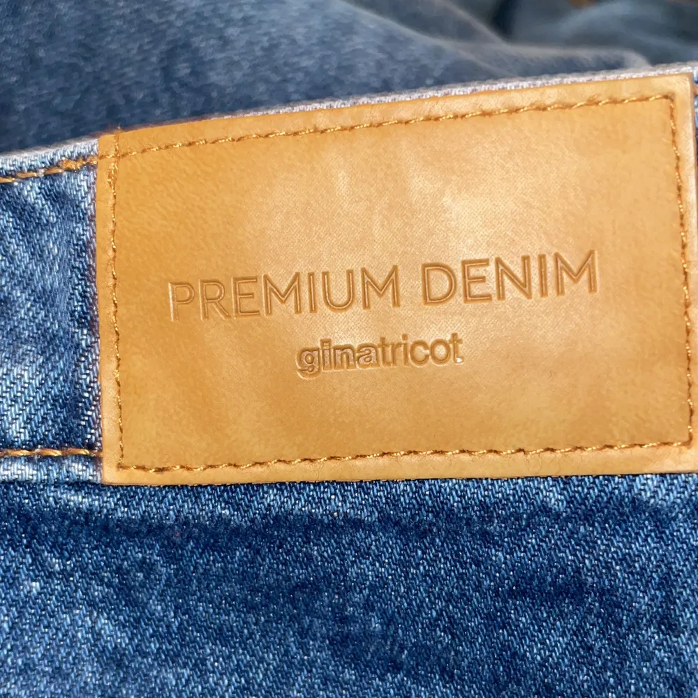 Mörkblåa jeans från ginatricot bara använt jeansen ett få tal gånger. Köpt jeansen för 600kr. Jeans & Byxor.