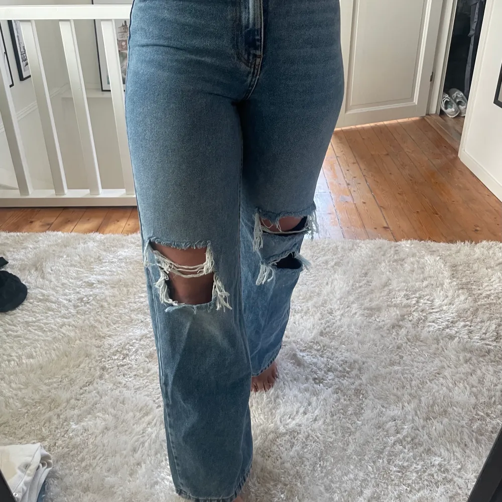 Blåa jeans från Bershka!! Storlek 36💙. Jeans & Byxor.