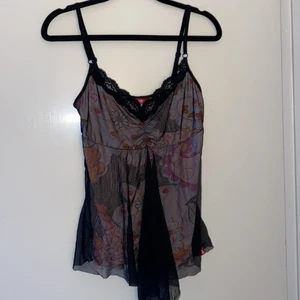 MESH LINNE - Jättesöt y2k linne med mesh, storlek M men skulle säga att det snarare är en S. 50kr + frakt