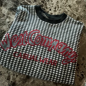 Rutig långärmad tröja - Jättefin långärmad tröja!❤️🖤 köpt på plick men kommer tyvärr inte till användning längre :( Skulle säga att den är i storlek s/m, köpare står för eventuell fraktkostnad 🥰