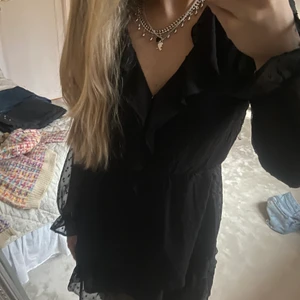 Klänning hm - Säljer en svart volang klänning med mesh armar. Vringad och bra skick🖤