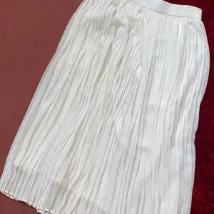 En super fin vit kjol som når precis nedanför knäna, då kjolen är köpt från Kina sitter L som en S (på mig i allafall!). 100% silke och Inte alls använd, super god skick! 