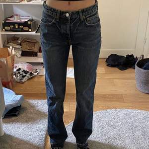 Mid waist jeans från zara i storlek 38. de är nedtagna, jag är 176 och brukar ha storlek S/36 byxorna är alltså små i storlek. nypris 359kr säljer för 250kr❤️ köparen står för frakt.